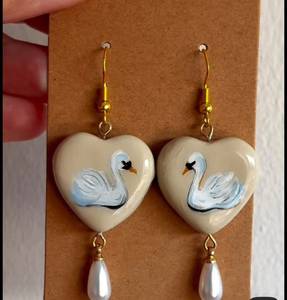 Pendientes de Cisne de Cerámica Pintados a Mano para Mujer, Chapados en Oro, con Perla de Imitación - Product Image 1