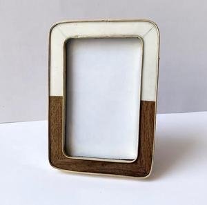 Cadre photo fait main en résine et en laiton avec bordure dorée, design moderne, prix de gros Cadres photo décoratifs de l'Inde - Product Image 1