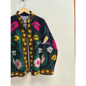 เสื้อแจ็คเก็ตบลูซองกำมะหยี่สีดำแบบดั้งเดิมสำหรับผู้หญิง ลายดอกไม้ปักมือสไตล์ชาติพันธุ์ คอจีน ไม่มีกระดุม แบบสวมใส่ในฤดูใบไม้ร่วง - Product Image 4