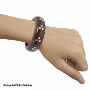 Bracelet jonc minimaliste en bois de rose avec points en laiton incrustés, bijou artisanal ethnique en bois dur - Product Image 2