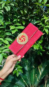 Exquisito sobre festivo de yute hecho a mano con un radiante motivo de esvástica dorada e intrincados adornos Kundan. - Product Image 5