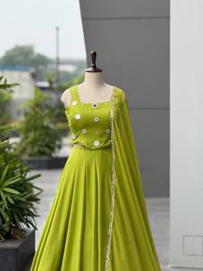 Ensemble prêt-à-porter de designer en rayonne et coton, comprenant un Lehenga Kali avec broderies miroir et diamants, une blouse en rayonne et coton et un dupatta en Georgette. - Product Image 6