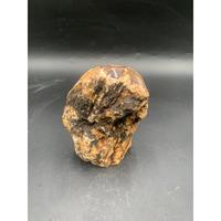 Tronc de bois pétrifié naturel et rouge pour la décoration de la maison avec dessus poli et côtés naturels