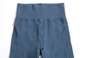 Conjunto de yoga de dos piezas para mujer: sujetador deportivo asimétrico de un solo hombro transpirable de elastano/nailon y leggings de cintura alta acanalados de color liso. - Product Image 5