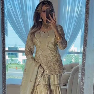 Ensemble de robe Sharara en soie chinon lourde brodée de luxe avec dupatta – Tenue de mariage et de fête pour femmes - Product Image 1