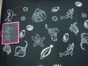 Sarong noir à imprimé animal, paréo de plage, modèle 3670, avec motif dauphin, tortue, étoile de mer - Product Image 1