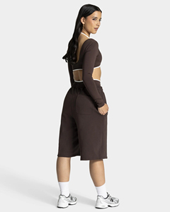 Shorts pour femmes de qualité supérieure, brodés avec logo personnalisé, shorts bermudas marron avec bordure contrastante blanche, shorts à genoux contrastants. - Product Image 5