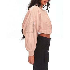 Chaqueta Bomber Corta Rosa Premium para Mujer, con Cierre Personalizado, Transpirable, Estilo Casual Urbano, Ropa Exterior de Moda, OEM ODM al por Mayor - Product Image 4