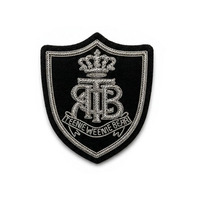 Insignia Bordada con Monograma de Oro y Cuentas en Forma de Escudo para Uniformes y Ropa de Moda Personalizados