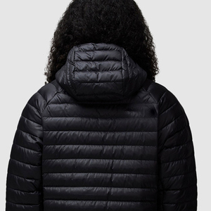 Chaqueta acolchada ligera para hombre, negra, con cuello alto y cremallera, con relleno horizontal. - Product Image 5