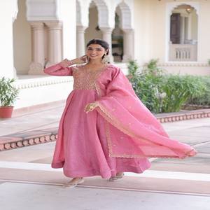 Vestido de Diseñador VASTRA COTTAGE con Lentejuelas y Bordado Zari, con Dupatta de Trabajo de Calico, Vestido Festivo - Product Image 4