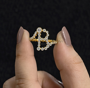 Anillo de Compromiso Personalizado con Letra B, Anillo de Diamantes con Moissanita Engastada en Bisel, Regalo de Aniversario o Boda para Novia - Product Image 3