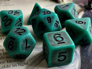 Ensemble de 7 dés de jeu D&D en corne de buffle, faits à la main, écologiques, modernes, de haute qualité, taille précise, design vert, 10 faces - Product Image 3