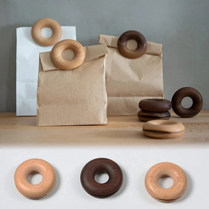 Proveedor Mayorista de Pinzas de Sellado de Madera Natural con Diseño de Donut, Utensilios de Cocina, Tamaño Personalizado y Venta de 2 Piezas a Bajo Precio - Product Image 2