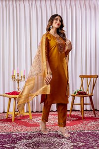 Ensemble Kurti droit de créateur avec dupatta en soie Chanderi – Tenue indienne de luxe pour l'exportation mondiale - Product Image 2