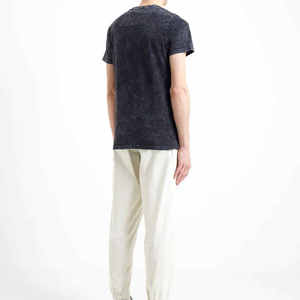 Camiseta cómoda 100% algodón con lavado ácido para hombre, corte holgado, estampada, teñida, de alta calidad, a la moda. - Product Image 2