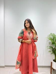 Conjunto de diseñador con diseño de codificación de patrones y bordado, top de Mul Chanderi con pantalón Plazzo y Dupatta, completamente cosido y listo para usar. - Product Image 2