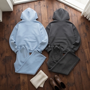 Ensemble de survêtement unisexe en molleton épais 450 g/m² avec impression personnalisée et effet délavé, comprenant un sweat à capuche imprimé et un pantalon de jogging - Product Image 2