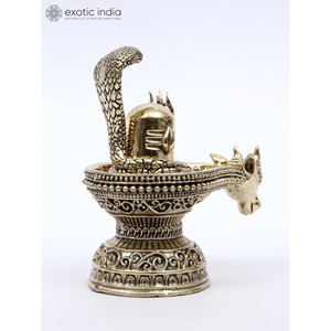 Petite sculpture en laiton de 4 pouces de Nandi Mukh Shivalingam avec Naag et Trishul de protection pour temple Made In India - Product Image 3