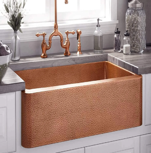 Fregadero de cocina de doble compartimento con frente de cobre martillado, con un intrincado diseño de hojas y volutas en relieve en la parte frontal. - Product Image 3