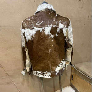 เสื้อแจ็คเก็ตบอมเบอร์หนังวัวแท้สไตล์วินเทจสำหรับทุกเพศ สีน้ำตาล ตกแต่งผ้าแบบแพทช์เวิร์ค คอวี ซิป กันน้ำ ทรงเข้ารูป เหมาะสำหรับฤดูหนาว สไตล์สตรีทแวร์ - Product Image 2