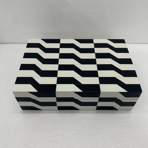 Boîte à bijoux moderne de luxe écologique en résine de forme carrée, artisanale, au design personnalisable, pour cosmétiques, bijoux et mariage - Product Image 2