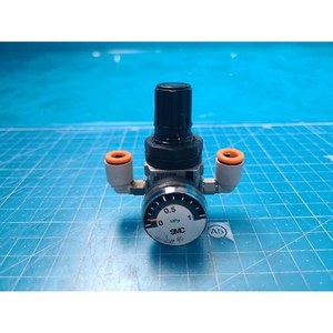 Régulateur pneumatique miniature SMC MR10-M5H, utilisé comme pièce détachée pour équipement semi-conducteur d'époque - Product Image 2