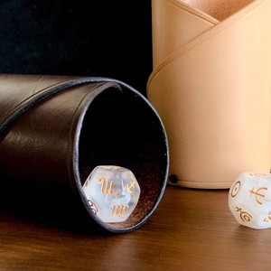 Accessoires de coupe à dés formelle en cuir véritable 100% fait main, marron clair, avec logo personnalisé, de conception haut de gamme pour les professionnels - Product Image 6