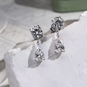 Pendientes colgantes de diamantes cultivados en laboratorio de calidad premium con acabado en oro blanco, joyería fina elegante disponible a un precio competitivo. - Product Image 4