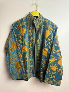 Chaqueta de Terciopelo para Mujer con Bordado Floral Suzani, Estilo Boho Chic Uzbeko, Ropa de Invierno Acolchada de Piel de Oveja y Algodón - Product Image 2