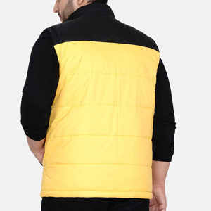 Chaleco Acolchado Tricolor Negro, Blanco y Amarillo para Hombre, Chaleco Acolchado de Poliéster con Bloques de Color, Sin Mangas, Cuello Alto, Térmico y Duradero - Product Image 2