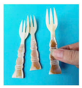 Cuillère en coquillage faite à la main en nacre naturelle, vaisselle écologique pour la restauration et les fêtes - Product Image 1
