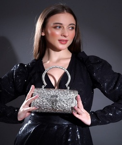 Mini pochette en métal Kundan plaqué or, faite à la main, avec diamants, fermeture à boucle, idéale pour la Saint-Valentin et les anniversaires - Product Image 3