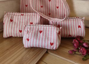 Ensemble de trousses de toilette matelassées en coton, trousse de maquillage florale 3 pièces, trousses de toilette rose Heartbeat (lot de 3) - Product Image 2