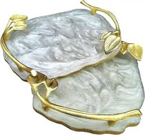 Plateau de service en résine marbrée blanche faite à la main avec poignées en forme de branche dorée, style géode irrégulier de luxe pour l'accueil - Product Image 1