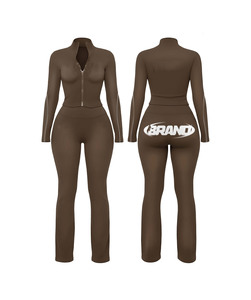 Conjunto premium de camiseta y leggings de nailon y spandex de 240 GSM, color marrón, corte ajustado, con cremallera, logotipo personalizado, impresión por transferencia térmica. - Product Image 1