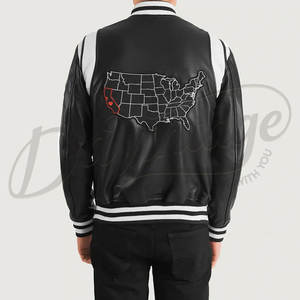 Chaqueta Varsity de Cuero Genuino Negro para Hombre con Paneles Blancos en los Hombros, Parche Personalizado con la Letra "C" y Puños Acanalados a Rayas - Product Image 2