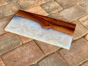 Tabla de Cortar de Resina de Madera Pulida Lisa para Chefs - Utensilios de Cocina Rústicos Hechos a Mano, Aptos para Lavavajillas, Sostenibles - Product Image 2