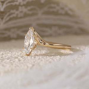 Anillo de Compromiso con Diamante Cultivado en Laboratorio de 1.5CT, Corte Marquesa, Oro Amarillo de 14K, Seis Puntas, Estilo Art Nouveau, Inspirado en la Naturaleza - Product Image 6