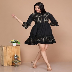 Robe élégante en coton noir avec broderies complexes et design à volants pour un style contemporain chic - Product Image 2