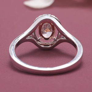 Anillo de compromiso con halo de diamantes ovalados color melocotón certificados por IGI, con tallo dividido en oro de 18 quilates - Product Image 4