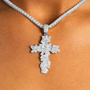 Collar con Colgante de Cruz de Rosa con Incrustaciones de Diamantes de Lujo |   Colgante de Cruz Floral |   Cadena de Oro Blanco Estilo Hip Hop para Tenis - Product Image 3