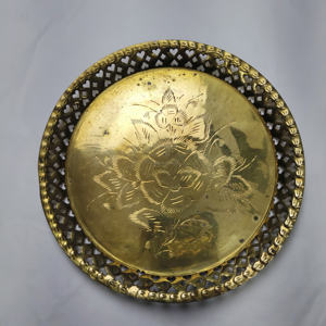 ถาดเสิร์ฟทรงกลมทองเหลืองวินเทจ พร้อมลวดลายดอกไม้สลักอย่างประณีต และขอบรูปหัวใจแบบเจาะรู – สินค้าสีทองโบราณ - Product Image 2