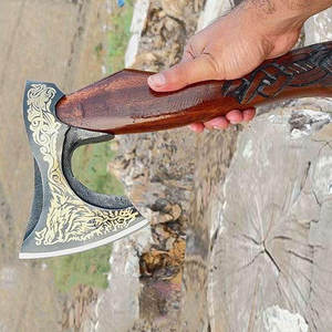 Hache viking nordique artisanale industrielle avec lame en acier au carbone, tête gravée, poignée en cuir et manche en bois pour le camping en extérieur et la survie - Product Image 4