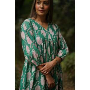 Vestido Casual con Estampado de Tigre Verde, Estilo Ajustado y Evase, Talla S-M, Ideal para Estancias Prolongadas en Casa y Atuendos Relajantes - Product Image 1