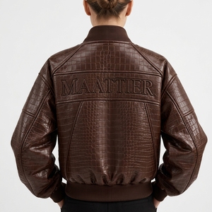 Blouson Bomber Femme Marron Foncé en Similicuir Texture Croco avec Fermeture Éclair Dorée, Poignets Côtelés et Poches – Fournisseur en Gros Personnalisé - Product Image 2