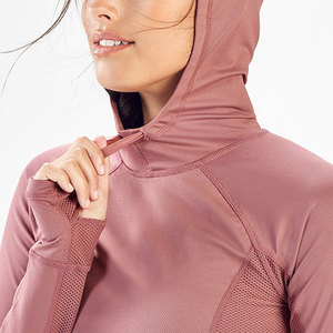 Haut court à capuche personnalisé pour femme, rose poudré, avec empiècements en maille sur les côtés, manches courtes, logo frontal et trous pour les pouces - Product Image 2