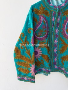 Chaqueta Suzani de terciopelo indio, chaqueta bordada con motivos florales, abrigo de invierno hecho a mano para mujer, chaqueta con forro interior de algodón. - Product Image 5