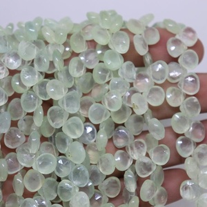 Vente en gros de perles de briolette en forme de coeur à facettes Prehnite brins de perles de coeur coupés sur le côté - Product Image 1