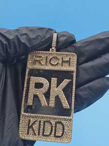 จี้เพชรทรงตัวอักษร RK รุ่น Luxury Rich Kidd เงินแท้ 925 ชุบทอง 18K ประดับเพชรโมอิสซาไนต์ทรงเหลี่ยมเจียระไนแบบ Brilliant Cut ดีไซน์แบบ Claw Setting สไตล์ฮิปฮอป - Product Image 2